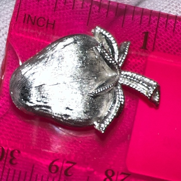 Vintage Miniature 1" Trifari Brushed Silver Plated Strawberry Pin Brooch - Picture 16 of 16